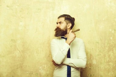 adam ciddi bir yüz yasaktır puro üzerinde