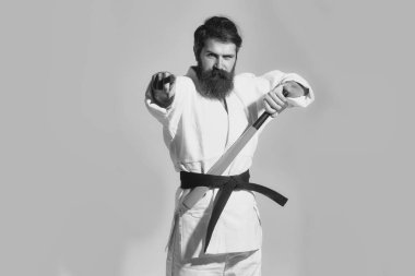 kimono yeşil beysbol sopası ile ciddi karate adam sakallı