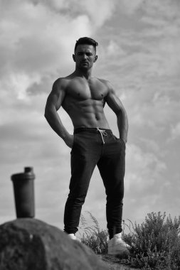 kaslı adam su şişesi poz