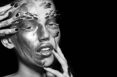 Altın çekici kadın