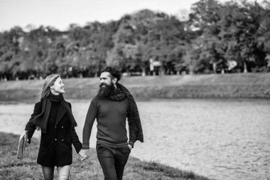 Sonbahar parkında genç bir çift