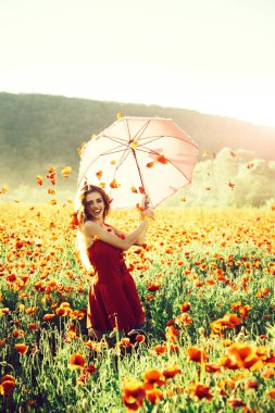 şemsiye ile haşhaş tohumu alanında oldukça mutlu kız