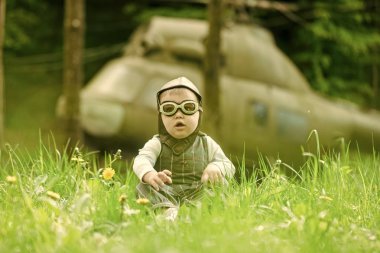 Çocuk ve doğal zemin üzerine bulanık helikopter