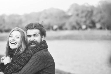 Sonbahar parkında genç bir çift