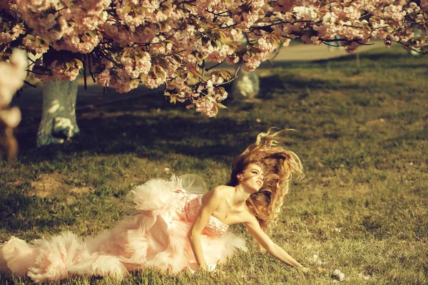 Mulher sensual na grama com flor — Fotografia de Stock