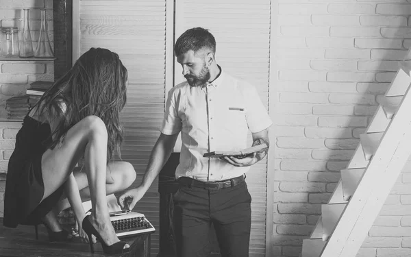 Hipster with sexy woman secretary type on vintage typewriter — Stock Photo, Image