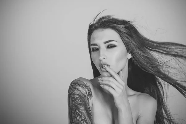 Tatuagem mulher com pintura no ombro — Fotografia de Stock