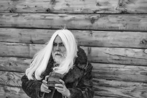 Homme barbu avec tasse en bois — Photo
