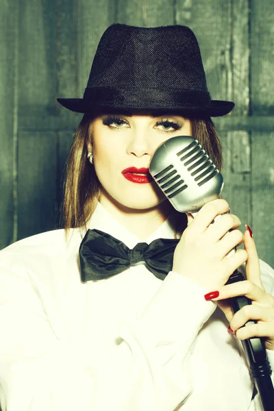 Retro woman singing into microphone — Stock Photo, Image