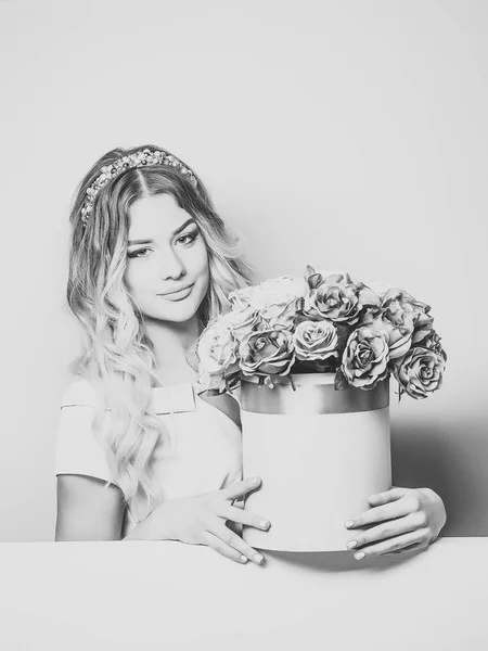 꽃 상자와 예쁜 여자 — 스톡 사진