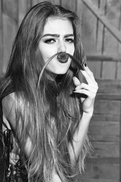 Retrato Jovem Engraçada Com Cabelo Comprido Colocando Como Bigode Segurando — Fotografia de Stock