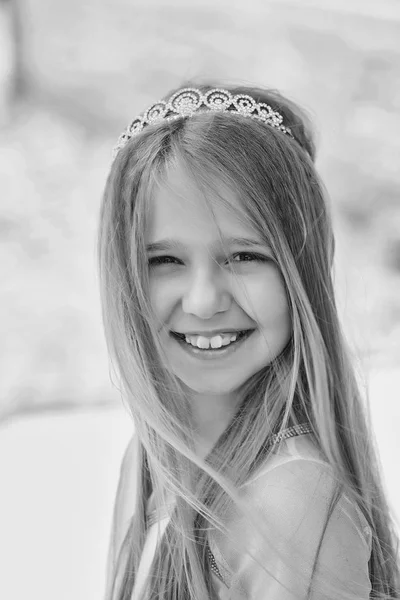 Klein meisje in princess crown — Stockfoto