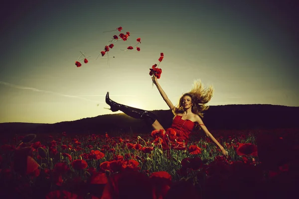Pretty dancing girl in field of poppy seed — Stock Photo, Image