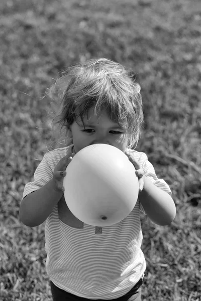 Erkek bebek pembe oyuncak balon ile çalış — Stok fotoğraf