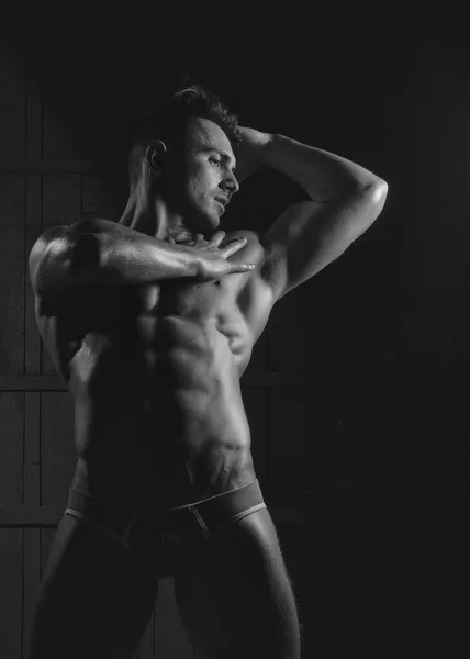 Részlet a marokkói Hotel fürdőszoba근육 질의 섹시 한 남자 — 스톡 사진
