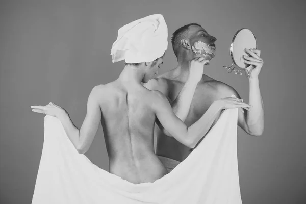 Sexy pár žena a muž ořezávání s břitvou. — Stock fotografie