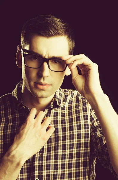 Chico joven, nerd en gafas y camisa a cuadros de moda —  Fotos de Stock