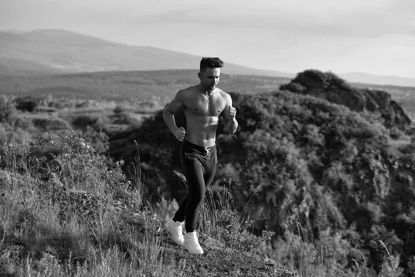 Sexy muscolare uomo corsa all'aperto — Foto Stock