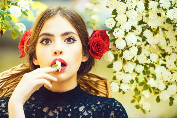 Surpresa jovem espanhola menina no jardim de primavera verde — Fotografia de Stock