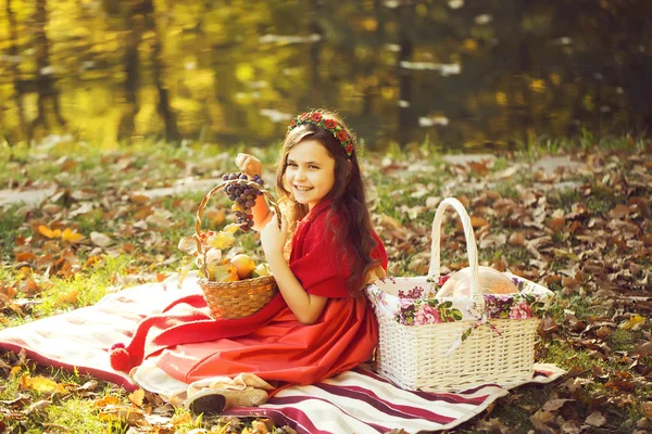 Lächelndes kleines Mädchen mit Körben — Stockfoto