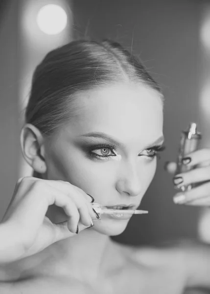 Vacker kvinna ansöker läppstift glans, studio shoot — Stockfoto