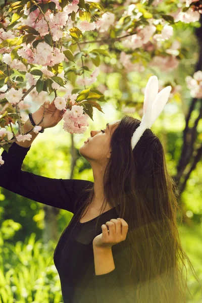Sakura çiçekler baharda kokulu pembe tavşan kulaklı kız — Stok fotoğraf