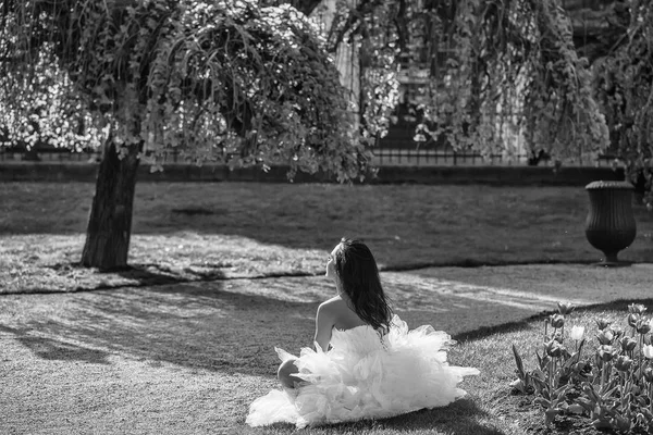 park içinde güzel bir gelin