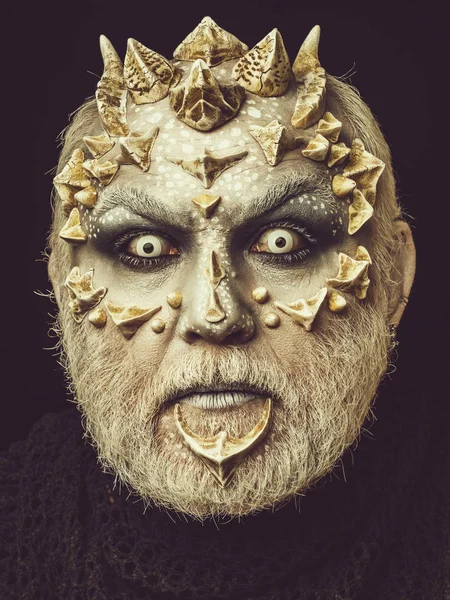 Mannen eller monster med törnekrona på ansiktet med futuristiska makeup — Stockfoto