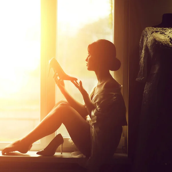 Mujer cerca de ventana —  Fotos de Stock