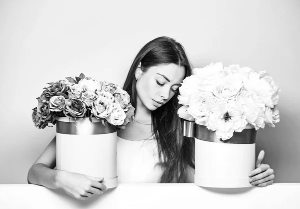 Söt flicka med blomlådor — Stockfoto