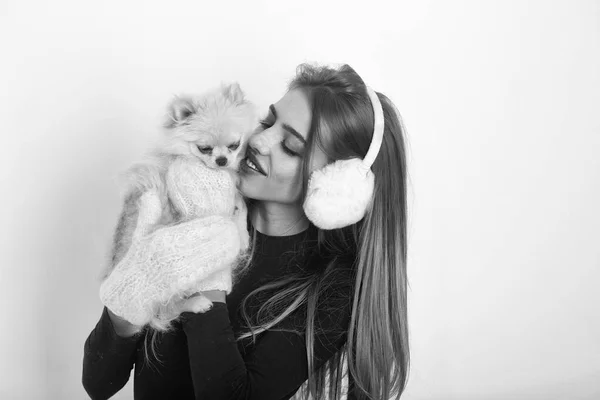 Sexy jolie fille heureuse avec petit chien poméranien en cache-oreilles — Photo