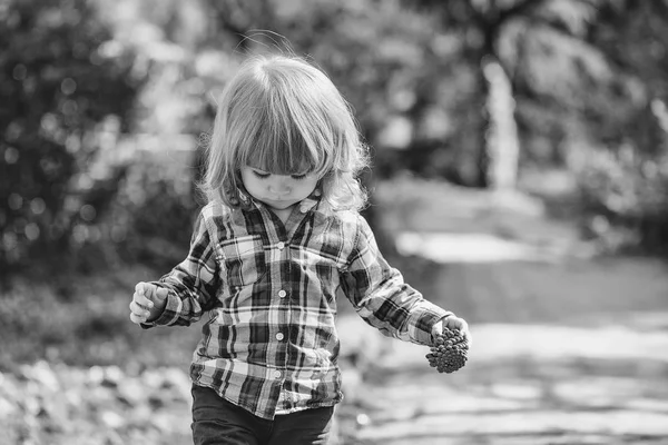 Pequeño chico al aire libre —  Fotos de Stock