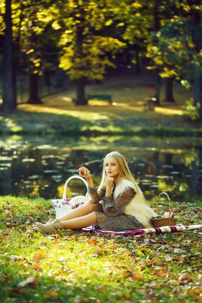 Söt flicka på picknicken — Stockfoto
