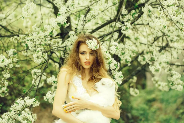 Mujer con cabra en flor — Foto de Stock