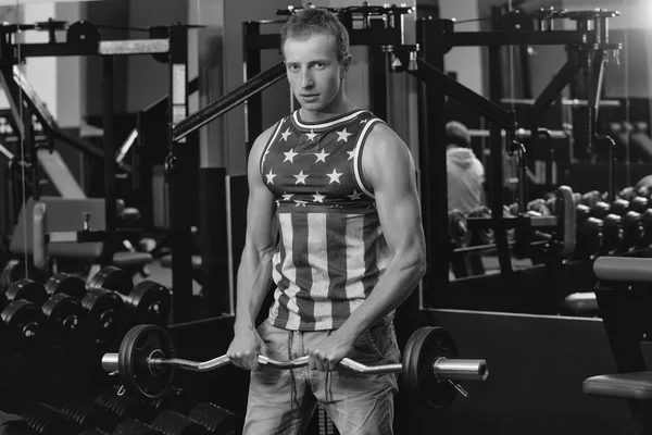 Guapo sexy hombre ha muscular cuerpo entrenamiento con barbell —  Fotos de Stock