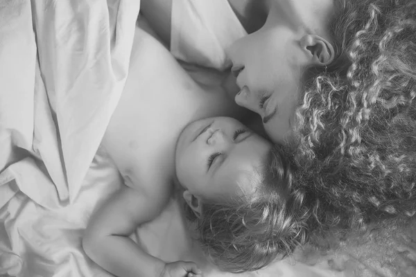Мама с ребенком спит — стоковое фото