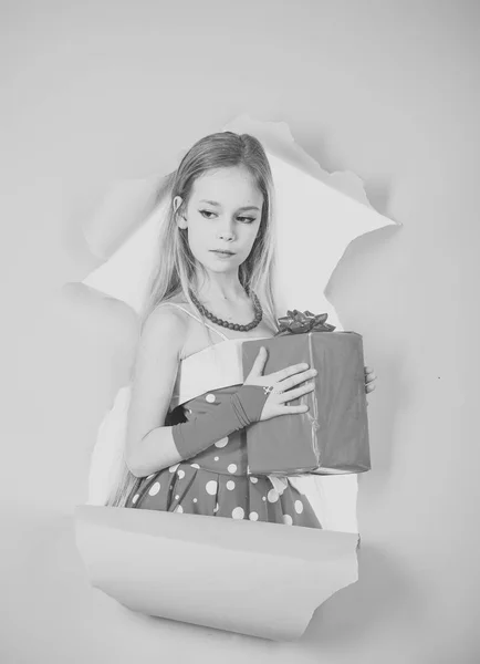 Niña con paquete de regalo, lunes cibernético. niño niña celebrar caja de regalo, espacio de copia —  Fotos de Stock