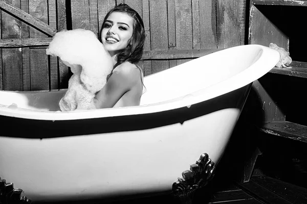 Femme heureuse dans le bain — Photo
