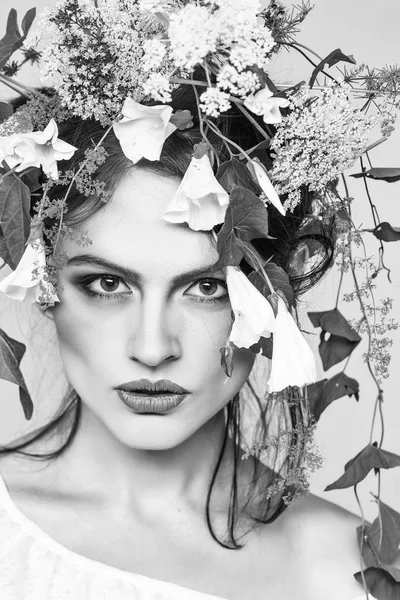 Çiçek çelenk ile genç güzel kız