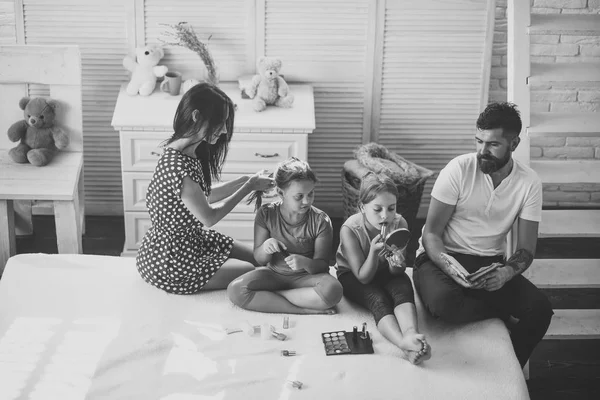 Pai com barba, mãe faz penteado filha, meninas fazem maquiagem — Fotografia de Stock