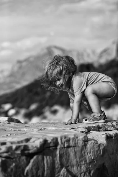 Bebé niño juega en rocas —  Fotos de Stock