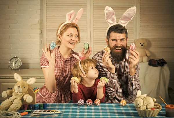 Baba, anne ve oğlu el yapımı yumurta boya. — Stok fotoğraf