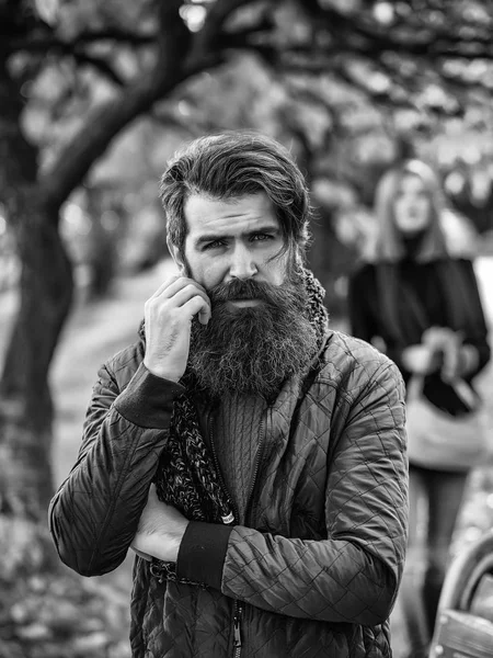 Jovem casal no parque de outono — Fotografia de Stock