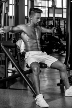 kaslı adam spor salonunda eğitim