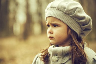Sonbahar ormanında küçük bir kız