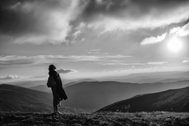 Sırt çantası ile güzel kız uzun yürüyüşe çıkan kimse