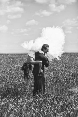 evlilik çift yeşil çim ve mavi gökyüzü