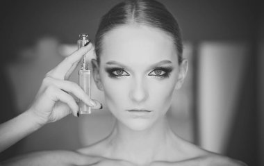 Dudak parlatıcısı, makyaj kadınla. Ruj, kozmetik olan kadın. Güzellik model glamour bak, makyaj, Sima ile. Dudak bakımı, renkli kozmetik ve makyaj