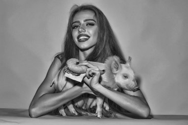 Burger ve pigglet kadın ile