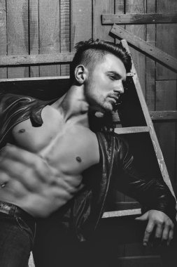 adam çıplak gövde ile